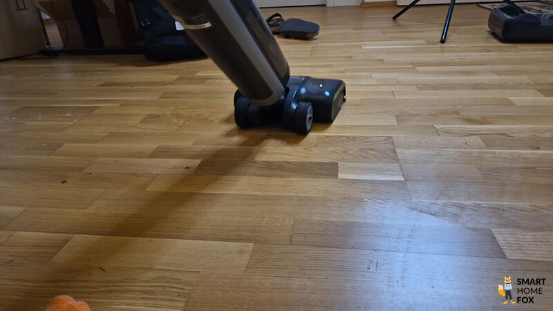 Dreame H15 Pro saugt über das Parkett.